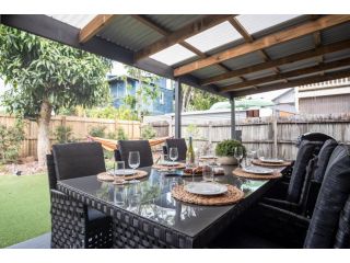 Modern Pet-friendly Mudjimba Townhouse - Only A Minute's Walk To The Beach! Guest house, Mudjimba - 1