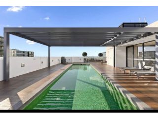 Modern Spacious City Pad with Rooftop Pool and Gym Apartment, Sydney - 3