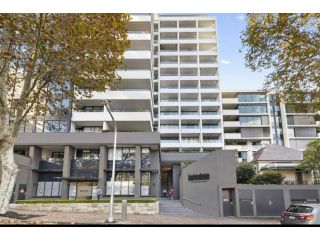 Modern Spacious City Pad with Rooftop Pool and Gym Apartment, Sydney - 1