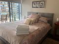 Modern Spacious City Pad with Rooftop Pool and Gym Apartment, Sydney - thumb 5