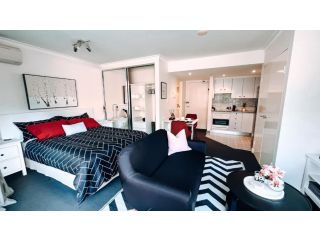 Modern Spacious Studio with Balcony & Pool Apartment, Sydney - 5