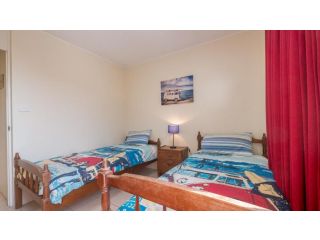 Monterey Lodge Unit 16, 27 Warne Terrace. Kings Beach Apartment, Caloundra - 4