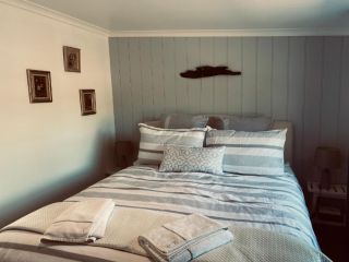 The Artists Cottage - absolute waterfront Bed and breakfast, Strahan - 1