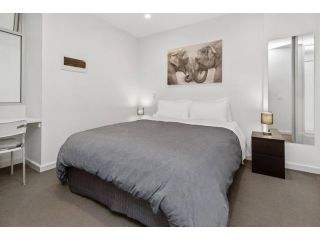 Morphett Lights- 1 Bdrm Sleeps 1-4 Parking Pool Guest house, Adelaide - 1