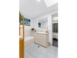 Mount Coolum views cosy escape, sleeps 4 Guest house, Yaroomba - 3