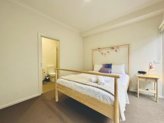 Mt Waverley Spacious 2BR2BA Free Car WIFI+balcony Apartment, Victoria - 3