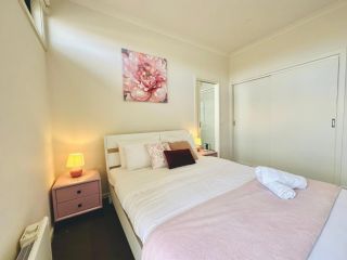 Mt Waverley Spacious 2BR2BA Free Car WIFI+balcony Apartment, Victoria - 4