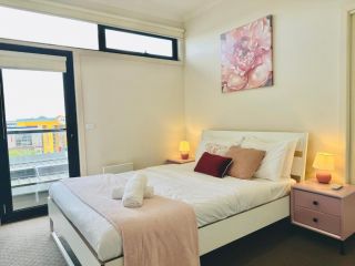 Mt Waverley Spacious 2BR2BA Free Car WIFI+balcony Apartment, Victoria - 1