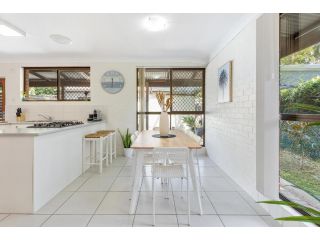 Mudjimba Beach House, sleeps 6, pet friendly Guest house, Mudjimba - 3