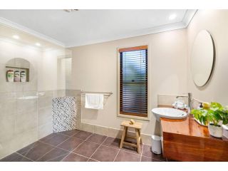 Mudjimba Escape-pet friendly, luxury villa w/ pool Villa, Mudjimba - 3