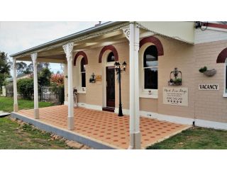 Must Love Dogs B&B & Self Contained Cottage Bed and breakfast, Rutherglen - 2