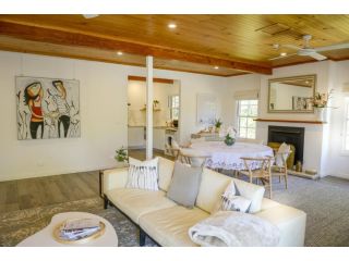 Myrtle Tree Lodge - Flowers, Kangaroo Valley Villa, Kangaroo Valley - 3