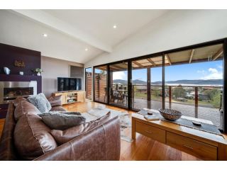 Ned Kelly's Retreat - Sophisticated style with modern convenience and magical outlook Guest house, Jindabyne - 2