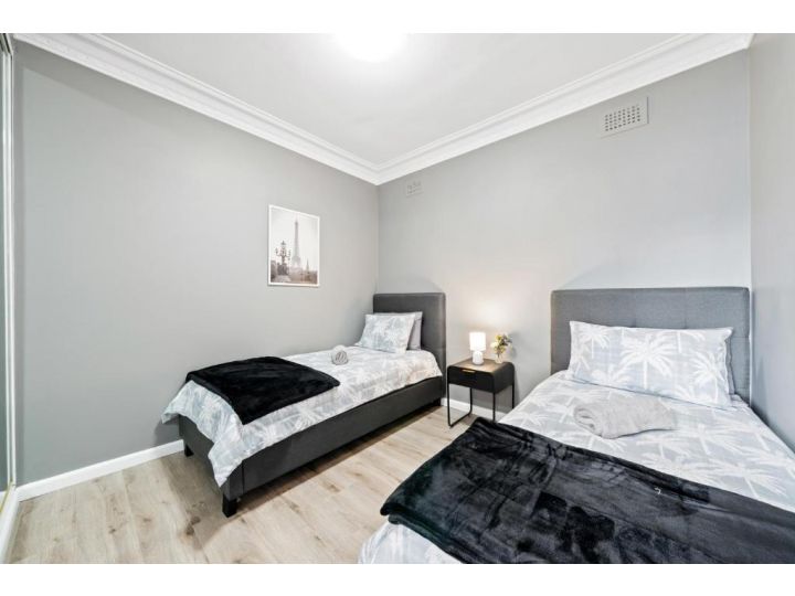 New 2 Bedroom House 500m to Mall with Free Parking Guest house, Bankstown - imaginea 3