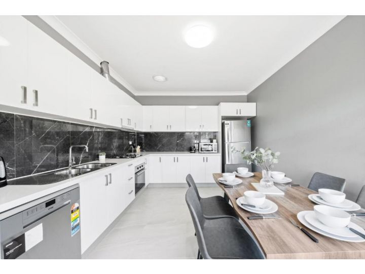 New 2 Bedroom House 500m to Mall with Free Parking Guest house, Bankstown - imaginea 11