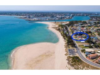 Beachfront Family Favourite Home with Pool & Views Guest house, Mandurah - 5