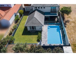 Beachfront Family Favourite Home with Pool & Views Guest house, Mandurah - 3