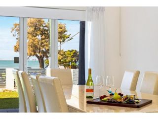 Beachfront Family Favourite Home with Pool & Views Guest house, Mandurah - 2