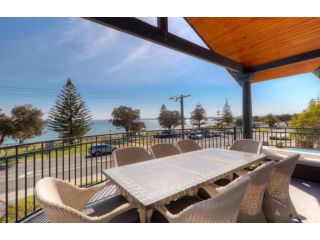 Beachfront Family Favourite Home with Pool & Views Guest house, Mandurah - 1