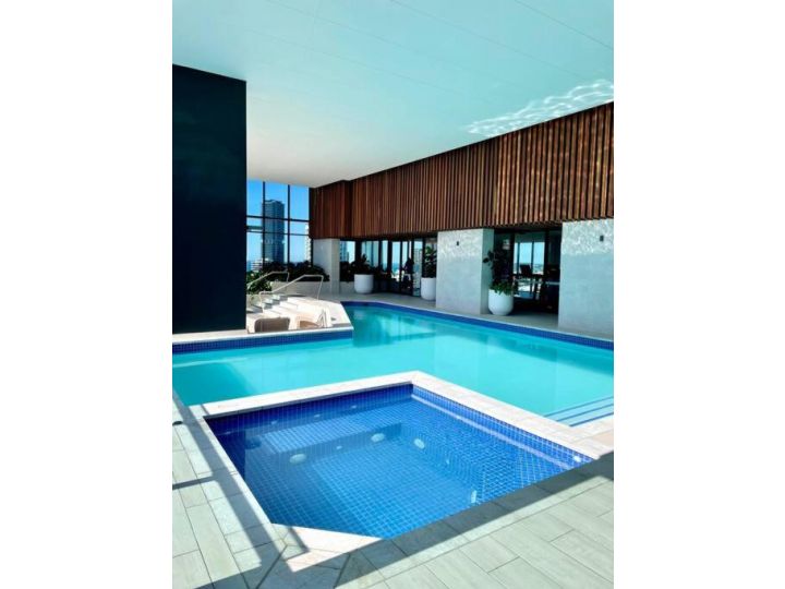 NEW impressive 180Â° river view 1 bed apt with pool 47F Apartment, Gold Coast - imaginea 3