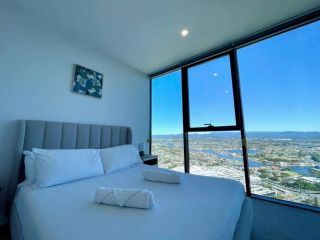 NEW impressive 180Â° river view 1 bed apt with pool 47F Apartment, Gold Coast - 2