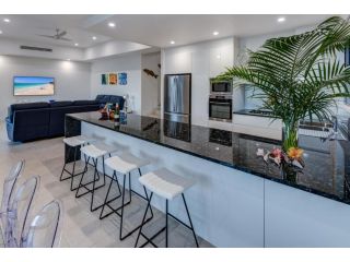 New La Bella Waters 1 Wide Reaching Ocean Views And Buggy Guest house, Hamilton Island - 3