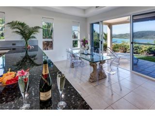 New La Bella Waters 1 Wide Reaching Ocean Views And Buggy Guest house, Hamilton Island - 5