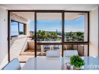 Retro Beach Style Apartment with Ocean Views - Walk to Kings Beach! Apartment, Caloundra - 2
