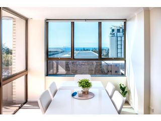Retro Beach Style Apartment with Ocean Views - Walk to Kings Beach! Apartment, Caloundra - 4