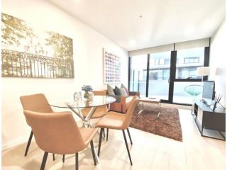 New Oakleigh Stylish 2 Bedroom APT With Beautiful View 2A Apartment, Oakleigh - 2