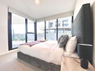 New Oakleigh Stylish 2 Bedroom APT With Beautiful View 2A Apartment, Oakleigh - 1