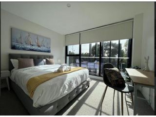 New Oakleigh Stylish 2B2B Townhouse With Beautiful View 03 Guest house, Oakleigh - 4