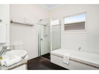 Newcastle Short Stay Accommodation - Cooks Hill Cottage Guest house, Newcastle - 5