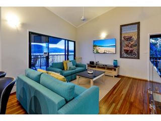 NEWLY BEAUTFULLY RENOVATED 16 The Casuarina - 3 Bedroom House With 180 Degree Ocean Views Guest house, Hamilton Island - 3