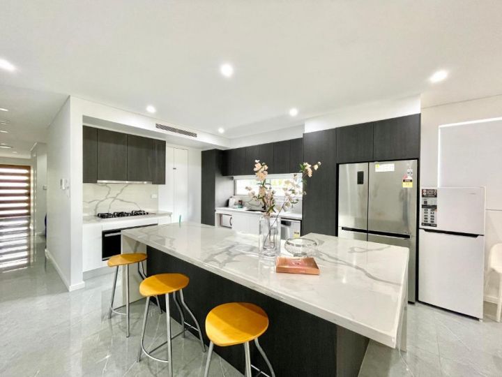 NEW Modern 4 Bedrooms Villa! A convenience location! Guest house, Sydney - imaginea 2