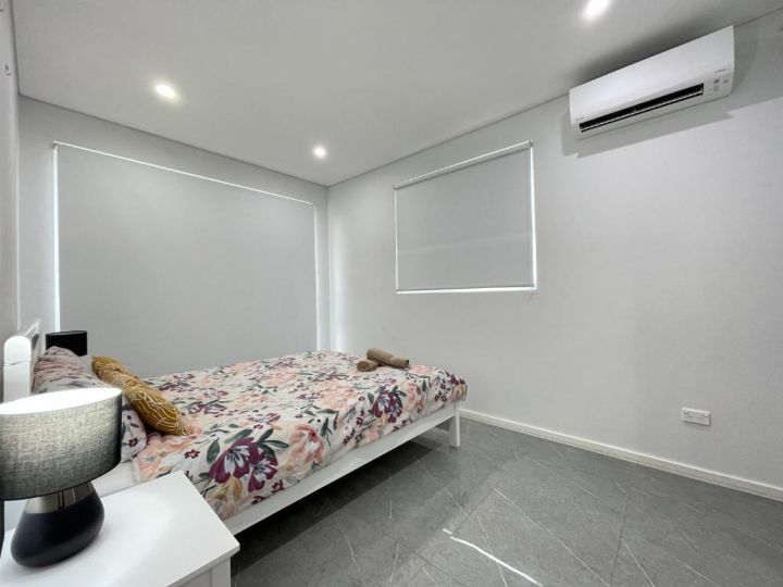 NEW Modern 4 Bedrooms Villa! A convenience location! Guest house, Sydney - imaginea 10