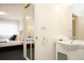Comfy 2-Bed Apartment with Gym and Pool Apartment, Sydney - thumb 11