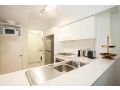 Comfy 2-Bed Apartment with Gym and Pool Apartment, Sydney - thumb 17
