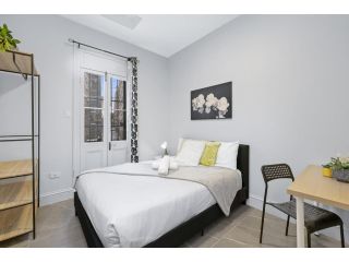 Newly renovated 3BR Getaway 1MinWalkToTrain Bus Shopping Sleeps5 27TH Guest house, Sydney - 2