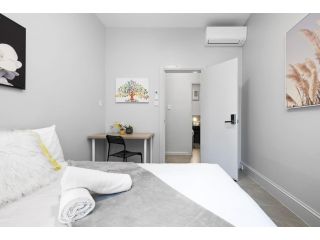 Newly renovated 3BR Getaway 1MinWalkToTrain Bus Shopping Sleeps5 27TH Guest house, Sydney - 3