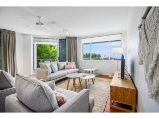 Modern & comfortable apartment close to the beach Apartment, Sunshine Beach - 2