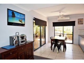Ningaloo Breeze Villa 8 - 3 Bedroom Fully Self-Contained Holiday Accommodation Villa, Exmouth - 3