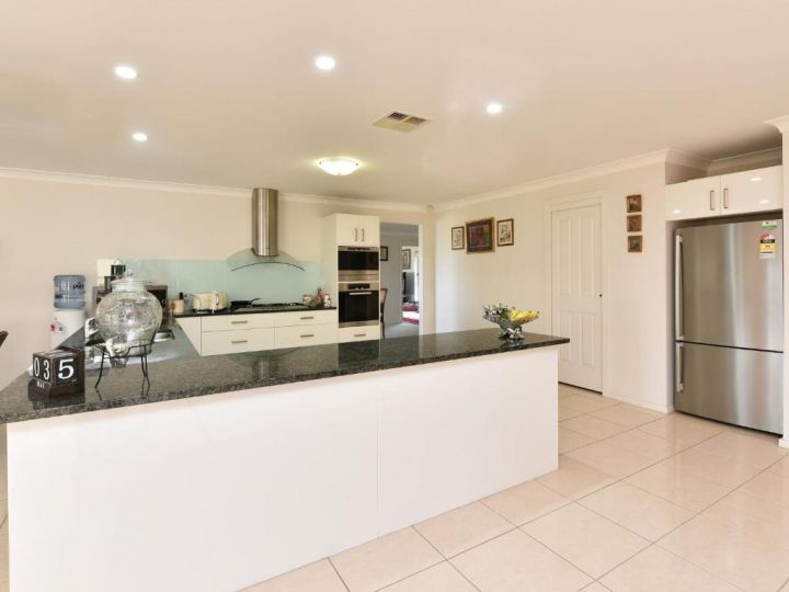 Noble Willow Estate Lovedale. Super Spacious, with views and pool Guest house, Lovedale - imaginea 9