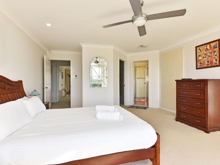 Noble Willow Estate Lovedale. Super Spacious, with views and pool Guest house, Lovedale - imaginea 14