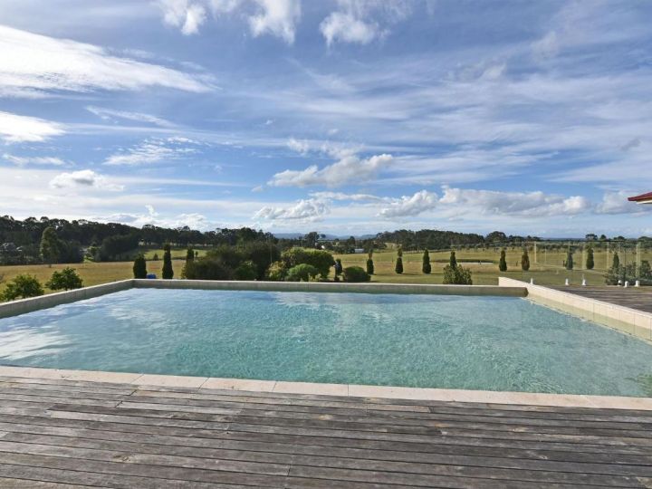 Noble Willow Estate Lovedale. Super Spacious, with views and pool Guest house, Lovedale - imaginea 2