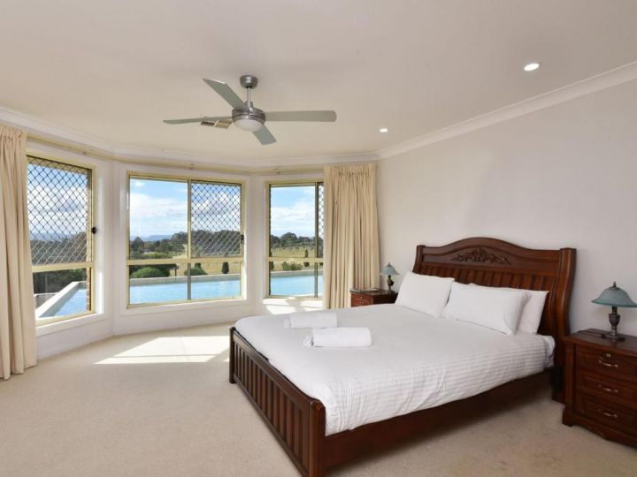 Noble Willow Estate Lovedale. Super Spacious, with views and pool Guest house, Lovedale - imaginea 13