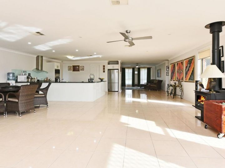 Noble Willow Estate Lovedale. Super Spacious, with views and pool Guest house, Lovedale - imaginea 8