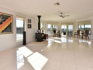 Noble Willow Estate Lovedale. Super Spacious, with views and pool Guest house, Lovedale - 5
