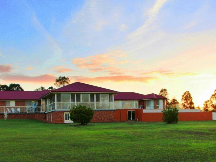 Noble Willow Homestead Lovedale. Super Spacious, with views and pool Guest house, Lovedale - imaginea 1
