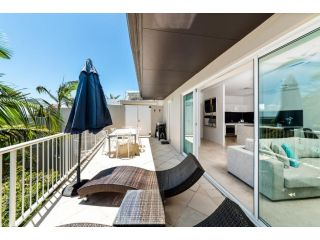 NOOSA BLUE Penthouse Views, 450 metres to Hastings St and Beach Apartment, Noosa Heads - 3
